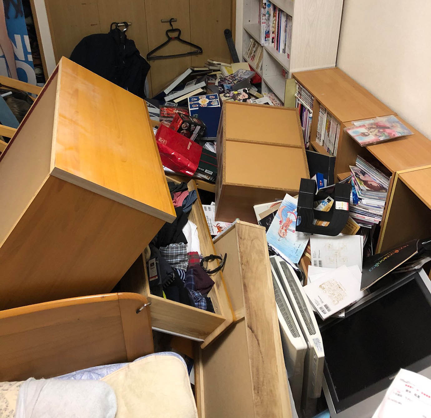 【緊急事態】地震で部屋から出られない人が苦悩 / めちゃくちゃになった部屋の写真を投稿