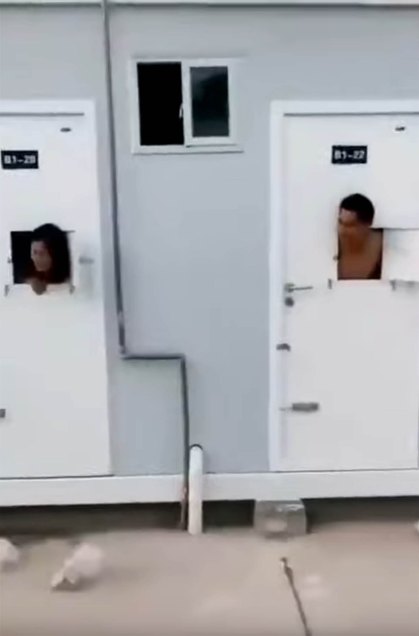 【衝撃動画】コロナ感染者と接触した中国人が隔離される部屋が異様すぎる / 穴から顔を出して食事を待つ