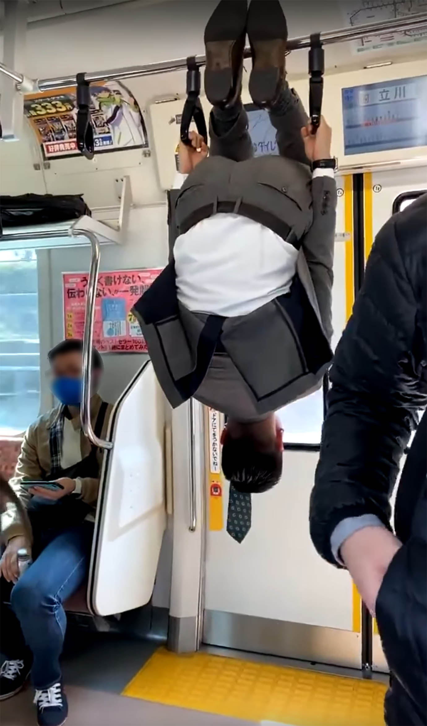 【衝撃動画】電車内でぶら下がるサラリーマンが激写される / 人生に疲れてメンタル崩壊か