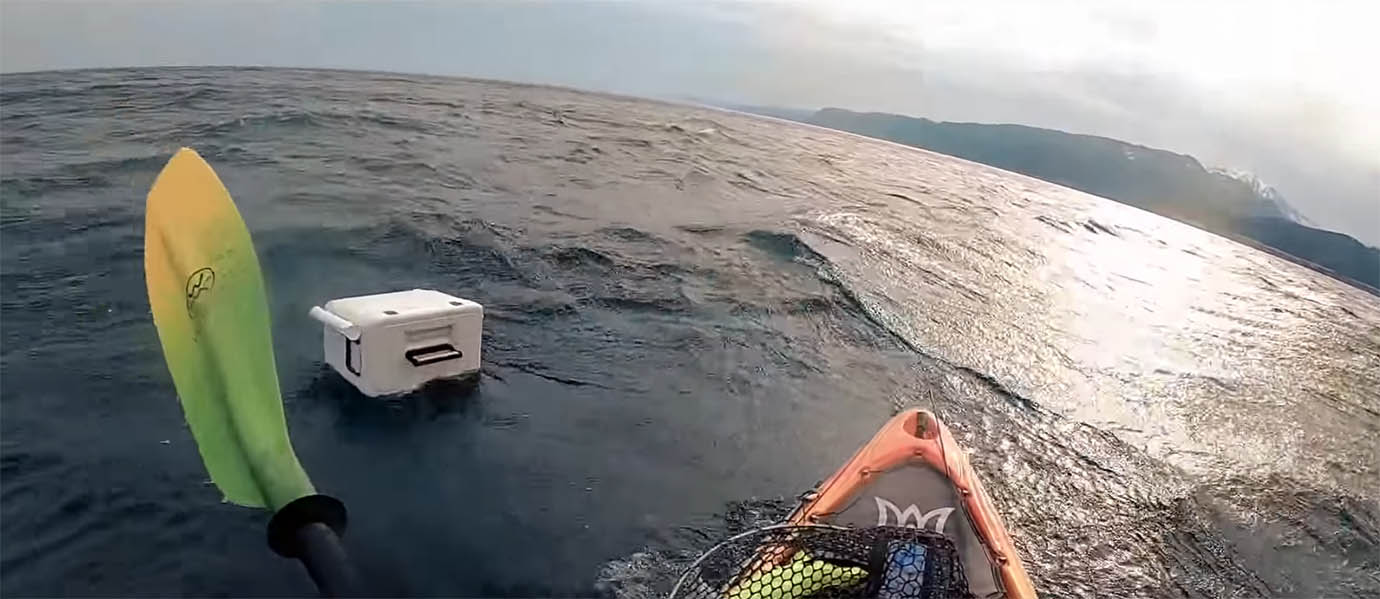 【衝撃動画】新潟の海で釣人のカヤックが転覆して命の危機 / バランス崩れと強烈な風が影響か