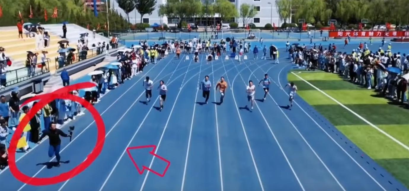 【衝撃動画】100メートル走で選手より速く走ってしまうカメラマン現る / 世界中に衝撃走る