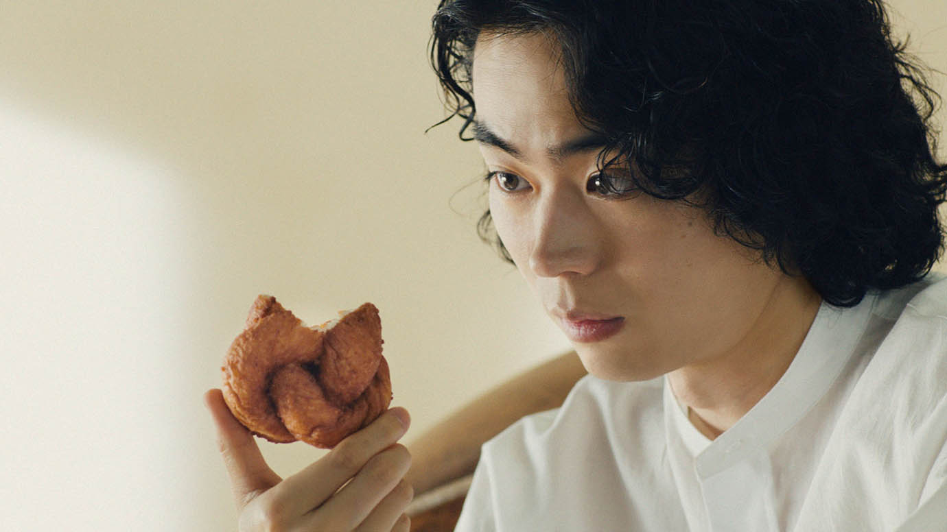 【話題】国民的イケメン菅田将暉がミスドの「むぎゅっとドーナツ」を食べるだけのCMがある意味「癒やし動画」