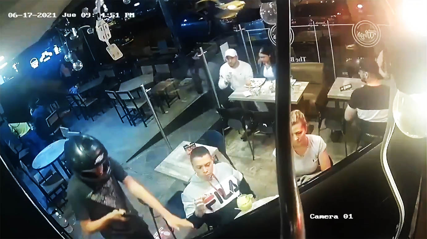 【衝撃動画】レストランにガンを持った強盗が入ってきたときの対処法がTwitterで大絶賛