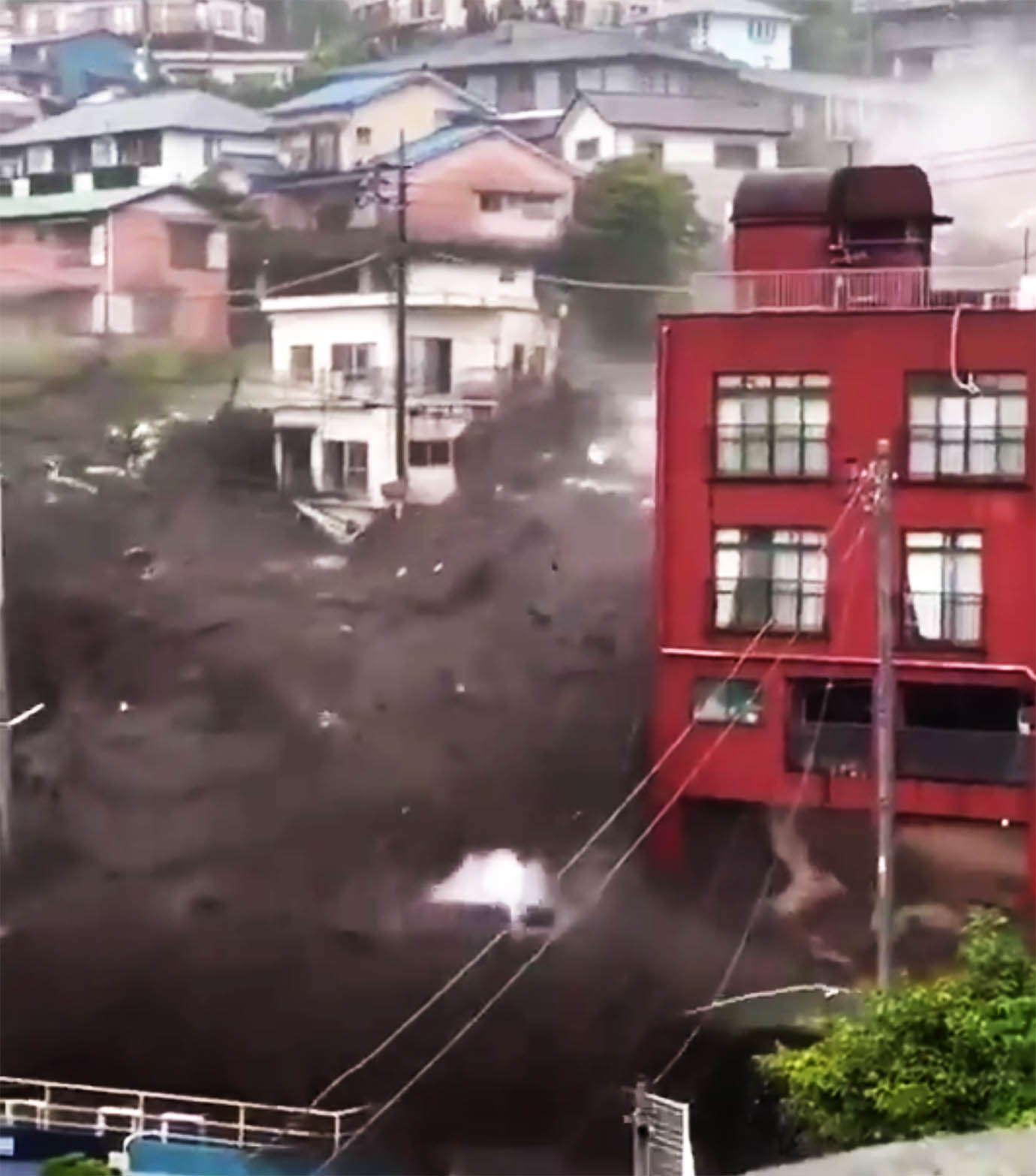 【緊急事態発生】熱海で脅威的な土石流発生か / 街が破壊されていく動画が公開される