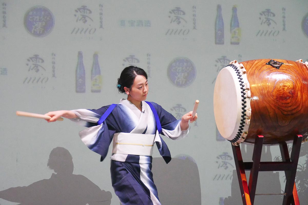 浅田真央さんが和太鼓の生演奏に挑戦！ スパークリング清酒「澪」イベントで30の質問にも返答