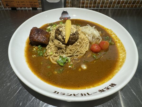 大行列のラーメン屋『鬼金棒』の隣にあるカレー屋『カラシビカレー鬼金棒』で麺を食べる