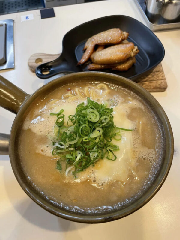 仙台に行ったら！ ラーメン二郎と！ 天下一品の土鍋チーズラーメン！ だよ！ な？