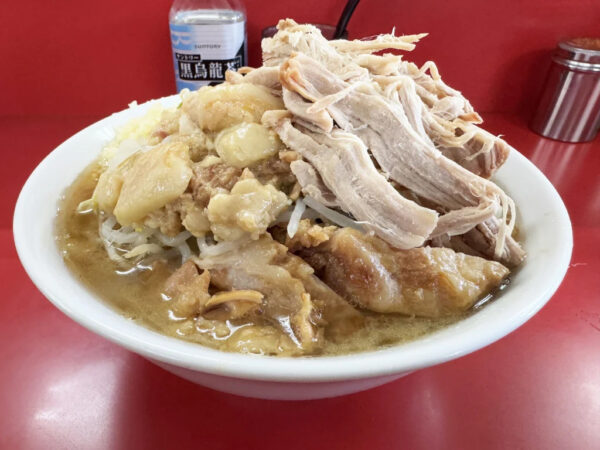 ラーメン二郎柏店のラーメンがウマイ / 豚ほぐしを液体化アブラ汁にガッツり浸して汁豚にメガ進化