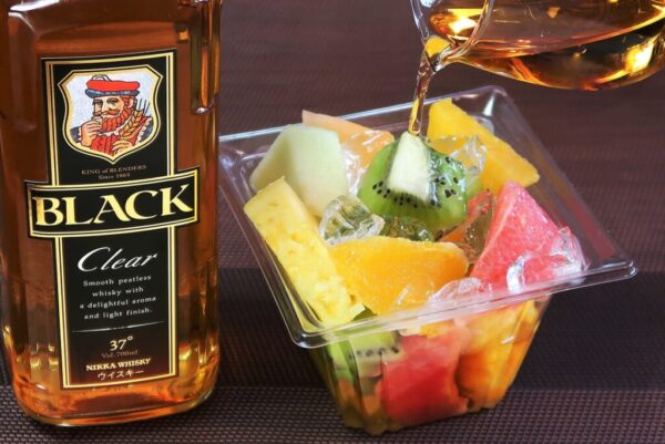 ニッカウヰスキー公式が「天才すぎる激しくウマそうなウイスキーの飲み方」を公開 / カットフルーツぶっかけ