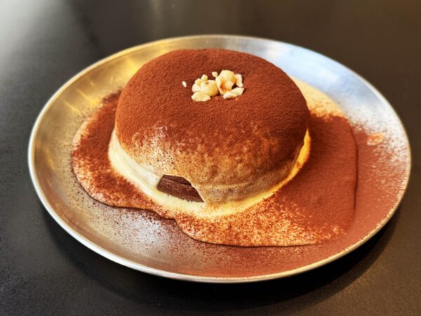 香港で魅惑的なビジュアルのティラミスベーグルを食べる / 中環のカフェ「MONO LAB」