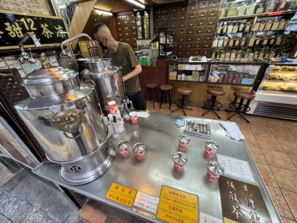 香港に行ったらお茶を立ち飲みしたいよね