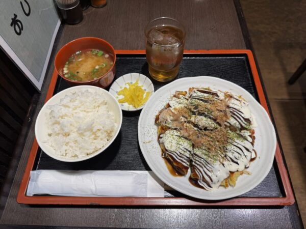 JR新大阪駅の地下にある「昭和からタイムスリップしてきたかのような喫茶店」のお好み焼き定食