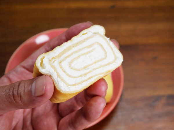 セブンイレブンの「7プレミアムもちもち食感のくるくるミルクレープ」はクリームを楽しむための存在