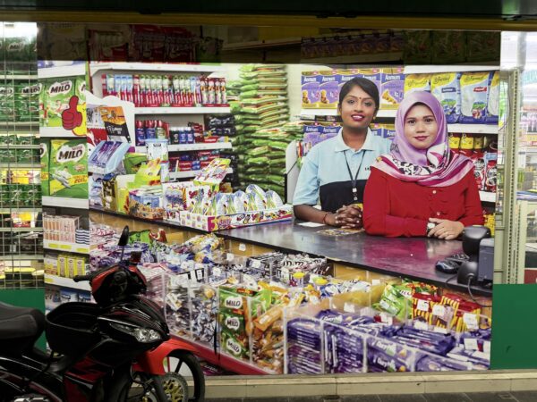 看板よりも巨大な店員の写真が貼られているコンビニに感動した / 商品と接客に対する自信のあらわれか