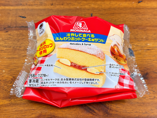 【ファミマ】森永ホットケーキをイメージして作った「冷やして食べる ふんわりホットケーキ風サンド」はメシとしても優秀